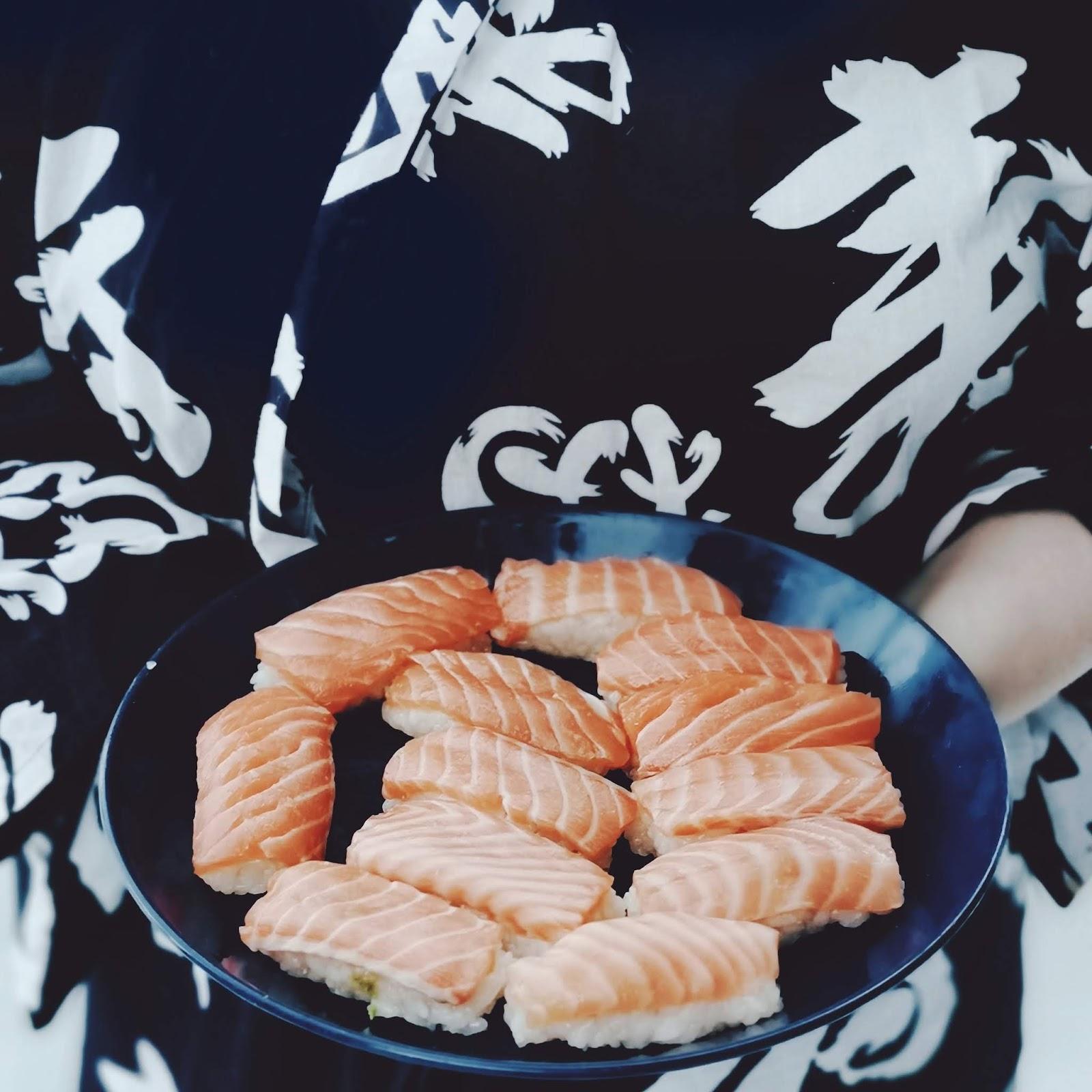 Hei me tehtiin itse sushia ja kosmehöpinöitä!