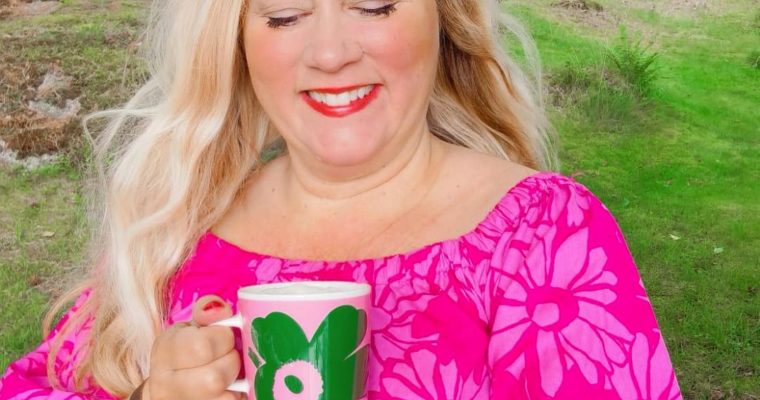 Mökkiviikon kaikki pöytäkattaukset ja kahvimukit