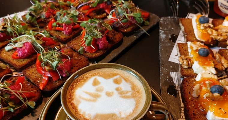 Kissakahvila Helkatti ja kehräysterapiaa!