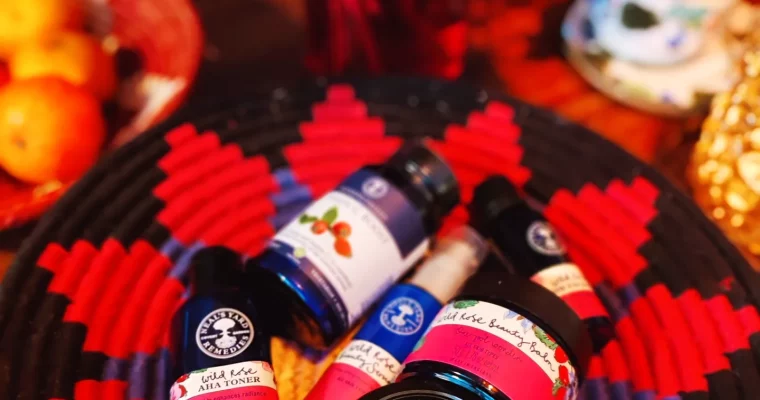 Neal’s Yard lemppari luonnonkosmetiikka brändi, joulukalenteri ja karvaiset kuvausassarit!