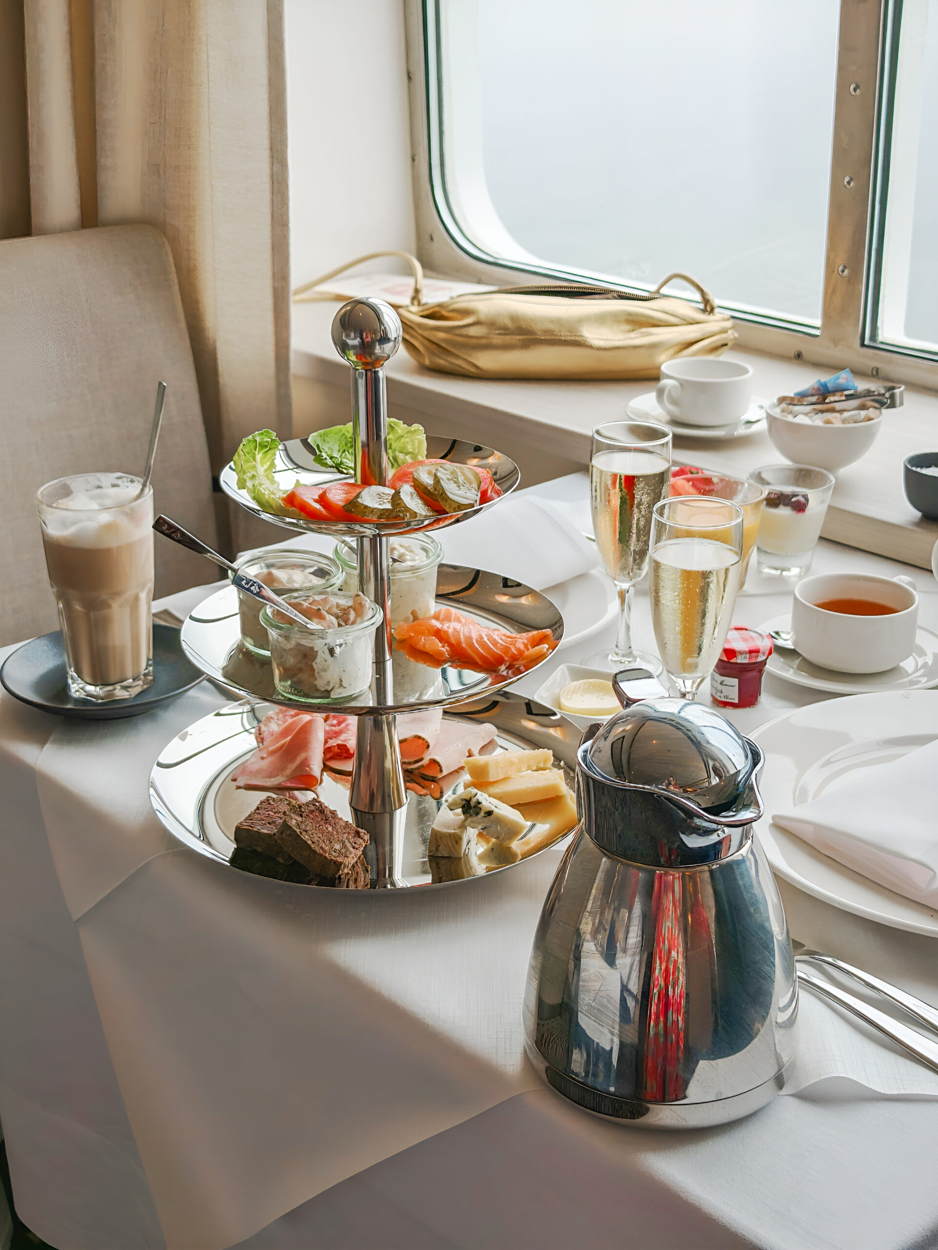 happy lobster brunssi